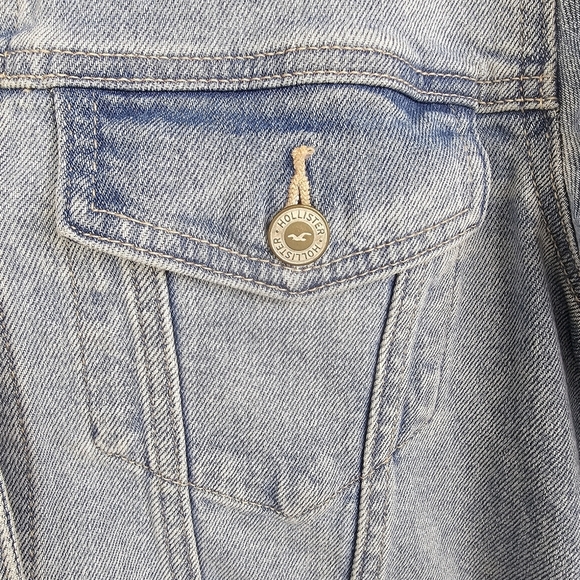 Hollister Light Wash Semi-Cropped Frayed Denim Jean Jacket with Pink Stitching - Picture 5 of 10